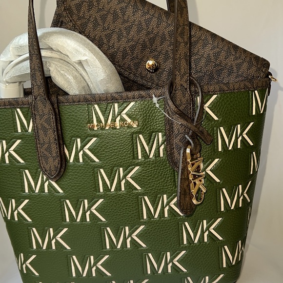 ❌❌SOLD❌❌Michael Kors Amazon Green Tote Bag. - Picture 9 of 10